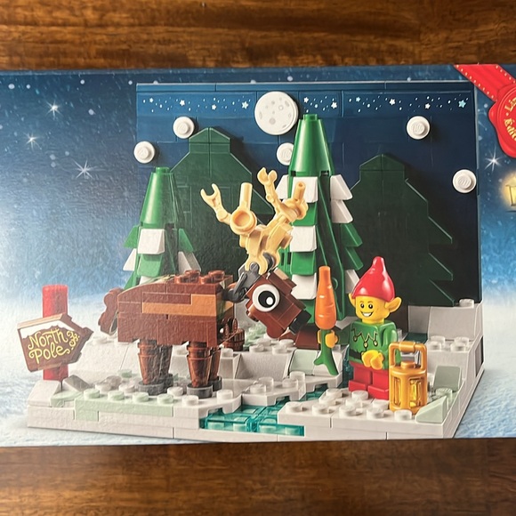 LEGO Christmas Special Edition set - Santa’s Front Yard - Picture 3 of 7